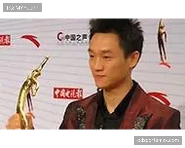 杨威退役后这身材管理也太狠了，体操老将私下还天天吊单杠？